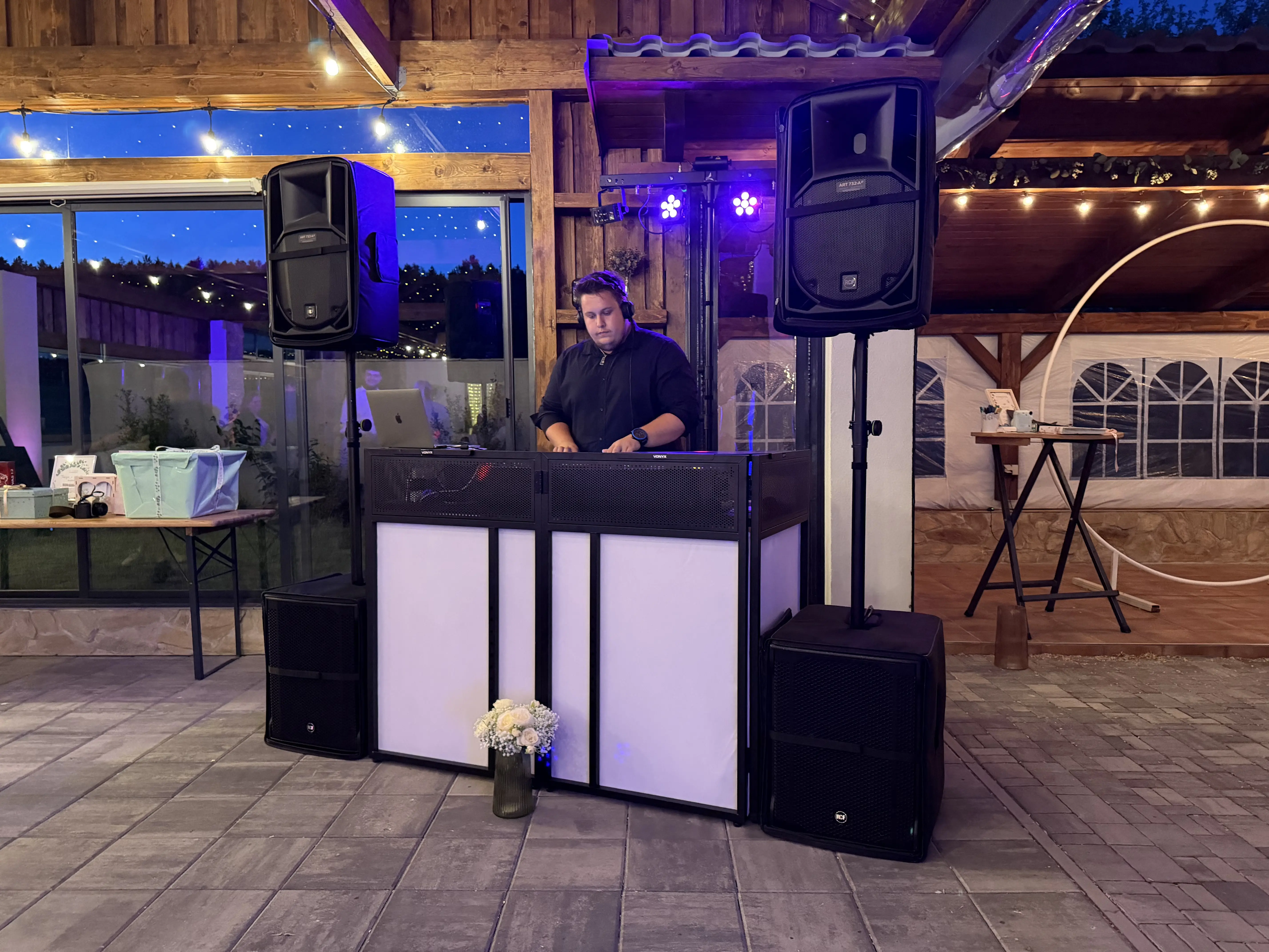 DJ Dazeheart se svou technikou připraven k večerní zábavě pod střechou naší zrekonstruované svatební stodoly.